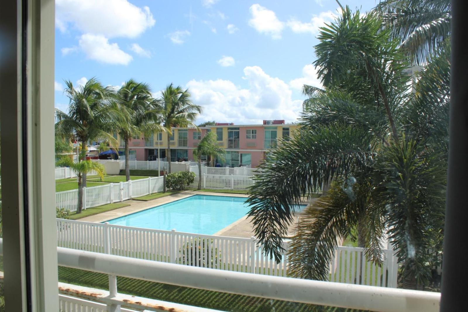 Apartamento Airport Retreat With A Pool *