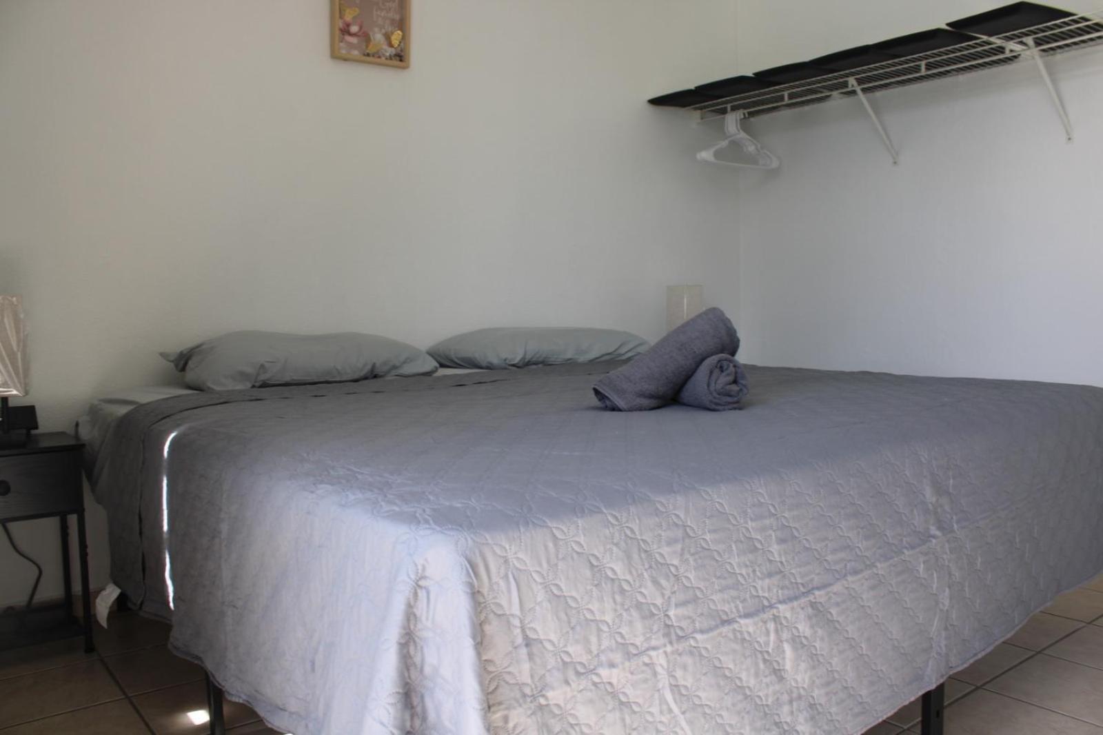 Airport Retreat With A Pool Apartamento