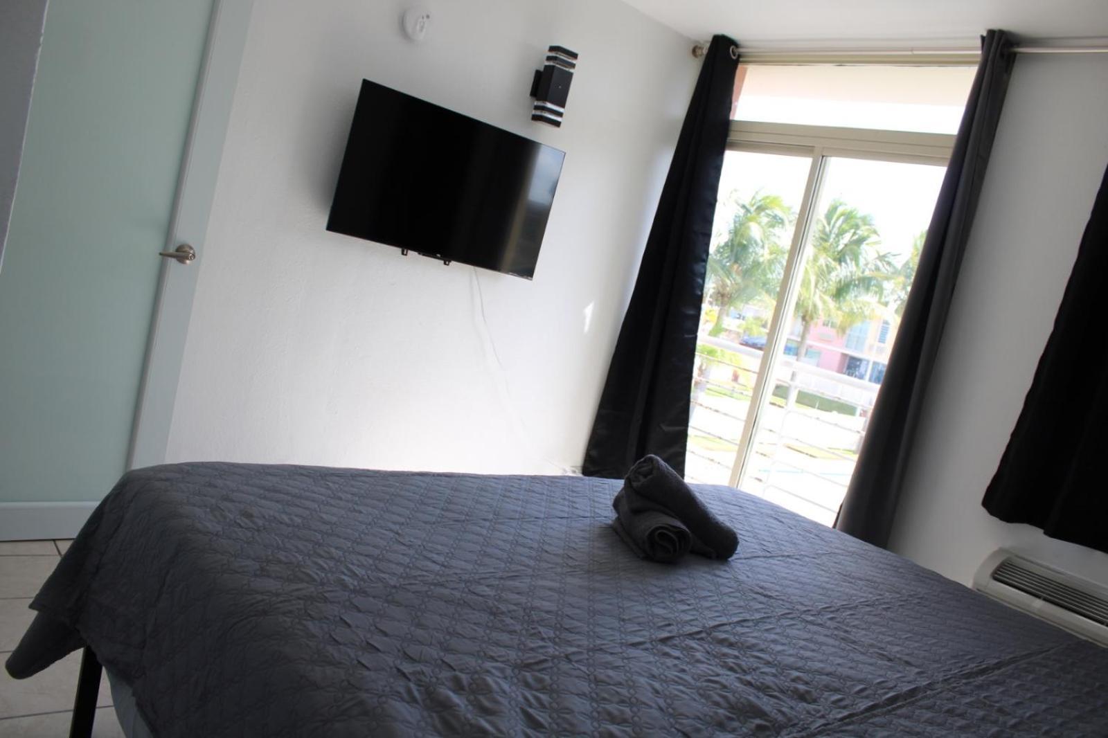 Airport Retreat With A Pool Apartamento